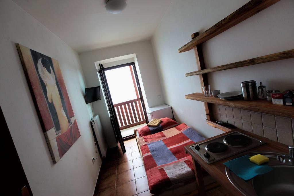 Hostel Singer Pub Ceske Budejovice Cameră foto